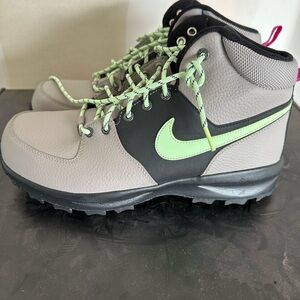 Nike Manoa Hiking Boots